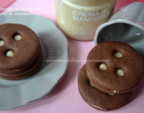 Biscotti al cacao con crema di mandorle-Una siciliana in cucina / Cocoa cookies with almond cream Biscotti Al Cacao, Cocoa Cookies, Almond Cream, Italian Recipes, Yogurt, Pancakes, Cocoa, Almond, Cream