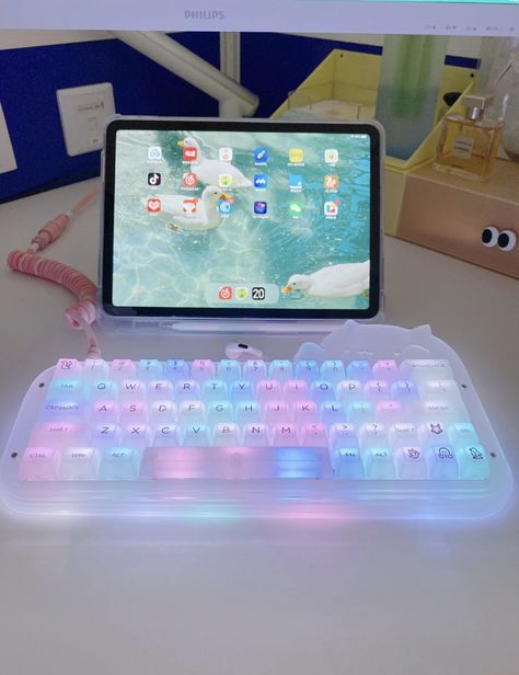 Kawaii Ipad Setup, Cute Keyboards Computers, Gamer Keyboard Aesthetic, Ubotie Colorful Keyboard Aesthetic, Fancy Keyboard, Cute Wireless Keyboard, Ubotie Colorful Keyboard, Chic Office Space, Laptop Decoration