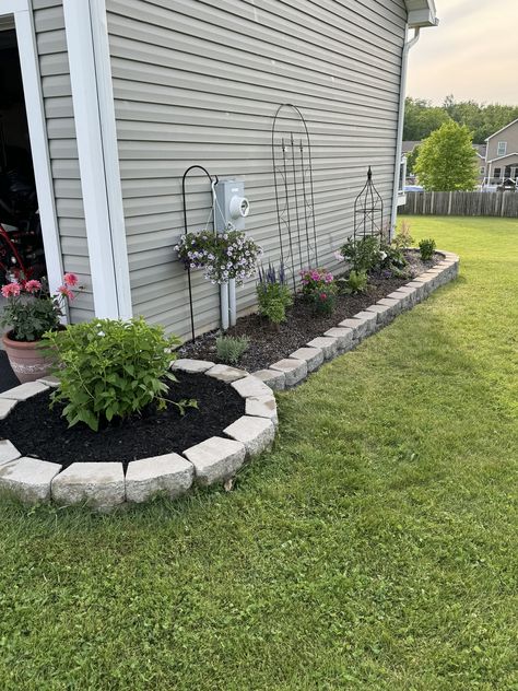 Front Of House Garden Bed Ideas, Flower Beds In Back Of House, Trailer Home Landscaping, Pretty Yard Ideas, Front Porch Garden Bed, Landscaping Ideas For Mobile Homes, Front Of House Garden Bed, Garden Bed Ideas Front Of House, Round Flower Bed Ideas