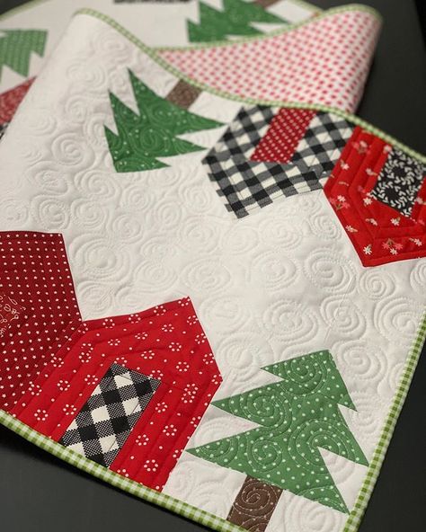 This Holiday Lane Runner is so adorable #sweetdaisyquiltshoppe Table Runners Patterns, Holiday Table Runners, Daisy Quilt, Christmas Decorations Sewing, Christmas Table Runner Pattern, Quilted Table Runners Christmas, Christmas Quilting Projects, Christmas Table Toppers, Table Topper Patterns