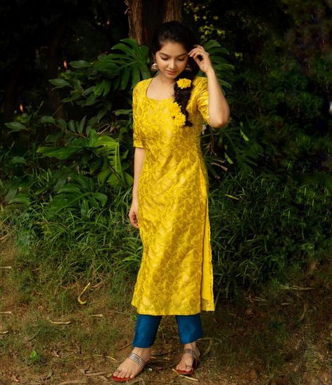 As royal as a queen, as buzzed as a bee..This honeysuckle yellow banaras kurta and cyan blue cigarette pant pair is opulent, sophisticated… Yellow Kurti Design Style, Banarasi Kurta Designs Women, Churidar Styles, Banarasi Suit Designs Latest, Salwar Ideas, Cloth Designs, Outfit Outdoor, Haldi Function, Trendy Party Outfits