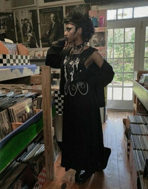 Black Goth Fashion, Deathrock Outfits, Black Trad Goth, Tradgoth Outfits, Poc Alt, Black Goth Aesthetic, Black Mall Goth, Goth Black Women, 90s Goth Fashion