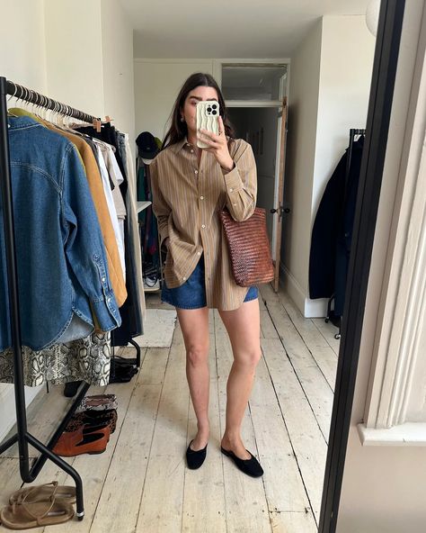 (4) Five Outfit Formulas To Try This Summer - by Anna Newton Beige Flats Outfit, Black Flats Outfit, Anna Edit, Scandi Chic, Beige Flats, Paris Chic, Flats Outfit, Monochrome Outfit, Simple Shoes