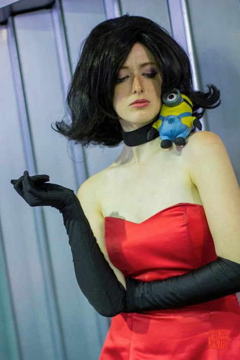 Scarlet cosplay from Minions Movie Scarlet Overkill Costume, Animated Character Costumes, Herb Minions, Minion Cosplay, Scarlett Overkill, Scarlet Overkill, Despicable Me Costume, Purim Costumes, Cosplay Idea