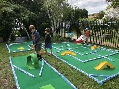 Outdoor Putt Putt, Yard Putt Putt, Mini Putt Birthday Party, Diy Putt Putt Course, At Home Putt Putt Course, Golf Chipping Game Diy, Homemade Mini Golf Course, Mini Putt Course, Diy Golf Course