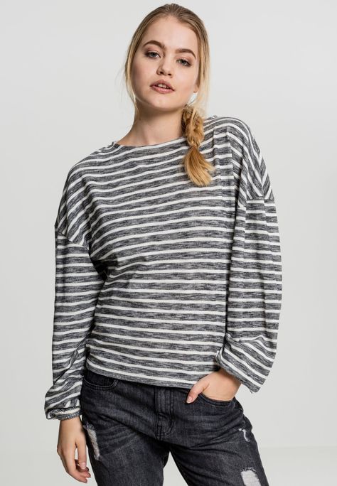 Oversize Stripe Pullover – Avslappnad och Feminin Design Ladies Oversize Stripe Pullover är den perfekta tröjan för att kombinera stil och komfort. Den klassiska oversized passformen möter blusliknande, vida ärmar som är lätt rynkade vid manschetterna för en elegant och avslappnad look. U-båtskragen, som är kantad med fin ribbning, framhäver den lätta och feminina känslan av tröjan. Övrig information: Oversized passform för en avslappnad och modern look Vida ärmar med lätt rynkade manschetter fö