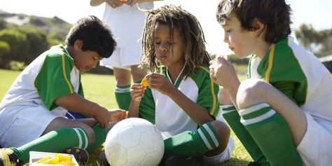 Attention, soccer moms and dads! We've made a list of the perfect half-time snacks for your kids. Healthy Sport Snacks, Peanut Free Snacks For School, Peanut Free Snacks, Soccer Snacks, Sports Snacks, Team Snacks, Music For Toddlers, Healthy School Snacks, Healthy Eating Snacks