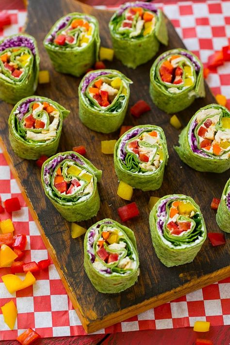 These veggie pinwheels are a rainbow of colorful fresh veggies with ranch flavored cream cheese, all rolled up inside a spinach tortilla wrap. Lime Quinoa Salad, Veggie Pinwheels, Lime Quinoa, Overnight Oat, Pinwheel Recipes, Diet Vegetarian, Vegetarian Meals, Camping Food, Lunch Snacks