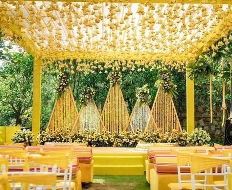 Haldi Decoration Outdoor Ideas, Haldi Wedding Decor, Pool Side Haldi Decor, Haldi Backdrop Stage Decorations, Haldi And Mehendi Decoration, Haldi Ceremony Backdrop, Indoor Haldi Decor Ideas, Haldi Theme Decoration, Haldi Decoration Ideas Backdrops