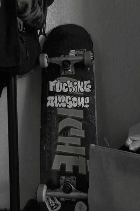 Grunge Skater Aesthetic, Skateboard Wallpaper, Skater Core, Skateboarding Aesthetic, Skate Vibes, Skate Aesthetic, Skateboard Pictures, Skateboarding Tricks, Skateboard Aesthetic