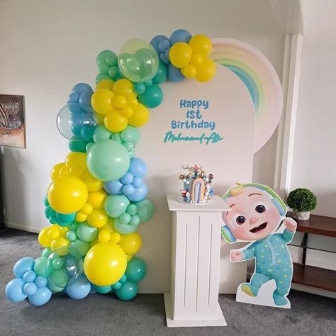 Cocomelon Balloon Decor, Coco Melon Backdrop, Cocomelon Birthday Photoshoot, Coco Melon Birthday Decoration, Cake Smash Ideas Boy, Cocomelon Balloon Arch, Cocomelon Backdrop Ideas, Coco Melon Birthday Party Ideas, Cocomelon Party Ideas For Boy