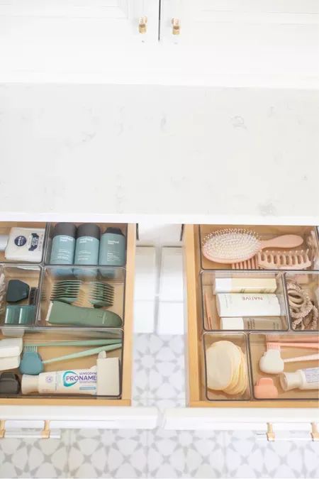 The Home Edit Bathroom, Home Edit Bathroom, Kids Bathroom Organization, His And Hers Bathroom, Bathroom Drawer Organization, Bathroom Storage Hacks, Room Organization Bedroom, Drawer Organization, Home Edit