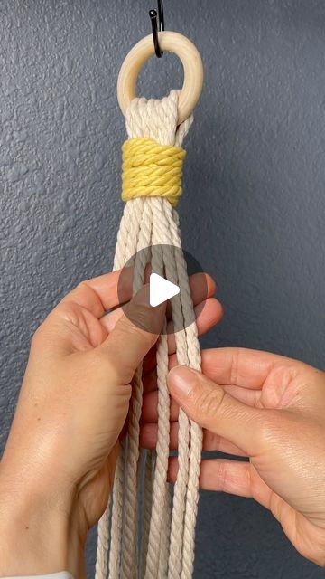 Macrame Plant Holder Tutorial, Macrame Diy Plant Hanger, Plant Hangers Diy, Plant Macrame, Free Macrame Patterns, Macrame Plant Hanger Tutorial, Macrame Hanging Planter, Macrame Plant Hanger Patterns, Macrame Knots Tutorial