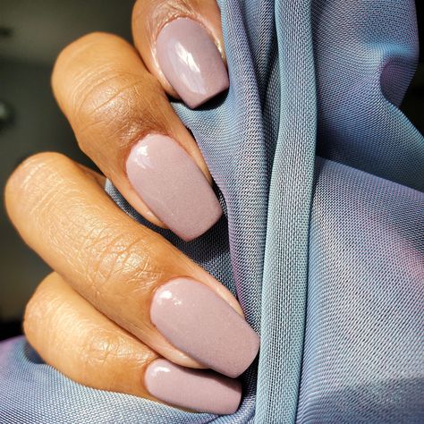 Mid-deep warm, neutral gray with subtle purple tones that makes nails look almost velvety. 💜 Shiny Dip Nails, Plane Nail Colors, Dipwell Nails, Dip Nail Colors, Bridesmaids Nails, Fall Bridesmaids, Dip Nails, Purple Tones, Nails Done