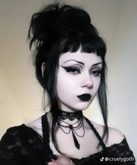 Eye Makeup Goth, Goth Valentines Makeup, Trad Goth Hair, Trad Goth Makeup, Goth Eye Makeup, Goth Make Up, Dark Makeup Looks, Goth Looks, Drag Make-up