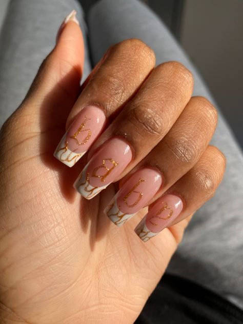 White nail tips, nail design with gold lettering White Nail Tips, Initial E, French Tip Nail Designs, White Nail, Letter E, Minimalist Nails, French Tip Nails, White Nails, Nail Tips