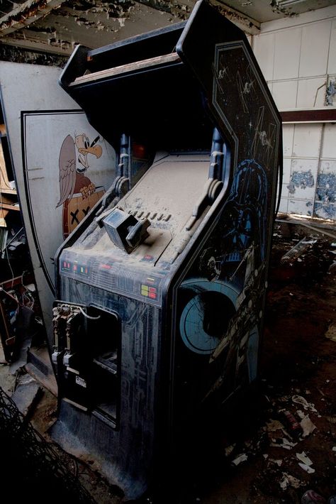 Deserted Places: Photos of abandoned arcades in Arizona Abandoned Arcade, Video Game Cabinet, Desert Places, Arcade Video Games, Abandoned Amusement Parks, Arcade Cabinet, Retro Arcade, Arcade Machine, Arcade Game