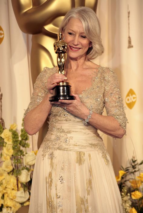 Helen Mirren - winner of the Best Actress Oscar for her performance in "The Queen" - poses for the press backstage at the 79th Academy Awards - February 25, 2007. Long Bob Blond, Bob Blond, Best Actress Oscar, Female Actors, Oscar Award, Rachel Mcadams, Inspiring Women, Helen Mirren, Michelle Williams