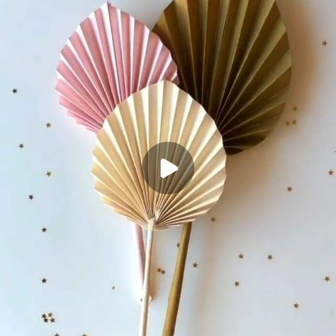 Dekoratívne Vence, Hadiah Diy, Paper Decorations Diy, Paper Flower Crafts, Handmade Flowers Paper, Diy Paper Crafts Decoration, Paper Flowers Craft, Diy Crafts Paper Flowers, Decor Ideas Diy