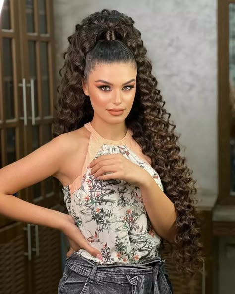 High Ponytail With Curls, Ponytail With Curls, Barbie Hairstyles, Thick Long Hair, Curled Ponytail, Barbie Hairstyle, A High Ponytail, Seashell Wedding, Braided Hairdo