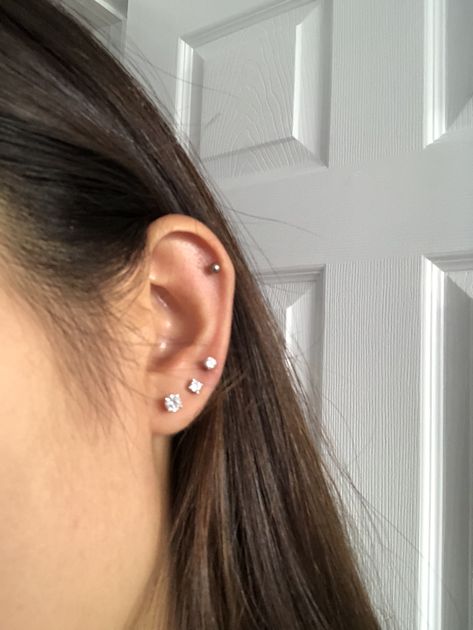 Minimal Piercings Ear, Classy Ear Piercings Chic, Types Of Ear Piercings Names, Classy Jewelry Aesthetic, Simple Ear Piercings, Helix Piercing Ideas, Ušný Piercing, Ear Piercings Ideas, Piercing Styles