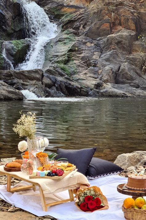 Pintrest picnic aesthetic Beautiful Picnic Ideas, Picnic Park Aesthetic, Forest Picnic Aesthetic, Kayak Picnic, Perfect Date Ideas Romantic, Flock Aesthetic, Picnic Aesthetic Romantic, Garden Picnic Aesthetic, Pamela Core