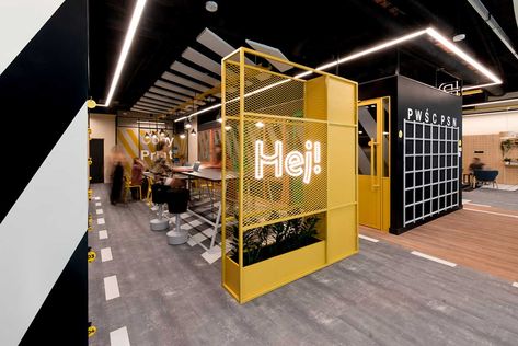 Work Near Home at This Graphic CoWorking Space in Poland Shared Workspace Coworking Space, Small Coworking Space Design, Co Working Space Design Interiors, Co Working Space Design, Coworking Design, Store Display Design, Coworking Space Design, Coworking Office, Warehouse Design