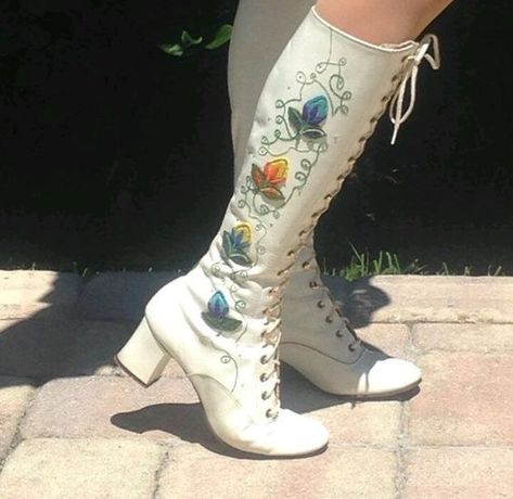 Dr Shoes, Embroidered Boots, Funky Shoes, Gogo Boots, New Rock, Shoe Inspo, Aesthetic Shoes, Cow Boy, Pretty Shoes