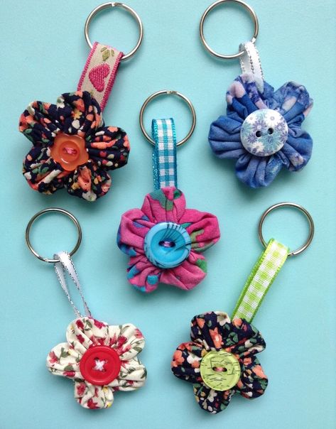 Material Crafts Fabric, Sewn Keychain Ideas, Cloth Keychain Diy, Fabric Bag Charms Diy, Sewn Accessories, Diy Fabric Keychain, Button Keychain Diy, Sewed Key Chains, Material Key Rings