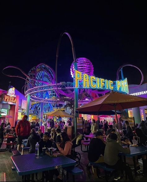 Pier Santa Monica, Los Angeles Aesthetic, Round The World Trip, Santa Monica Pier, Santa Monica California, City Of Angels, Christmas Travel, Summer Bucket, Night Aesthetic