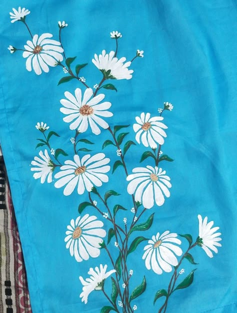 Fabric Painting On Blue Kurti, Daisy Flower Fabric Painting, Painted Kurti, Painting Sarees, Fabric Bag Design, Mekhela Chador, Painting Dress, Blue Kurti, Painted Canvas Bags