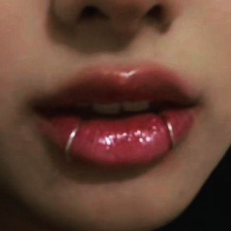 Double Lip Piercings, Hoop Snake Bites, Lip Piercing Snakebites, Snake Bites Aesthetic, Snack Bites Piercing, Vampire Bites Piercing, Snakebite Piercing Lip, Snakebites Aesthetic, Lip Peicerings