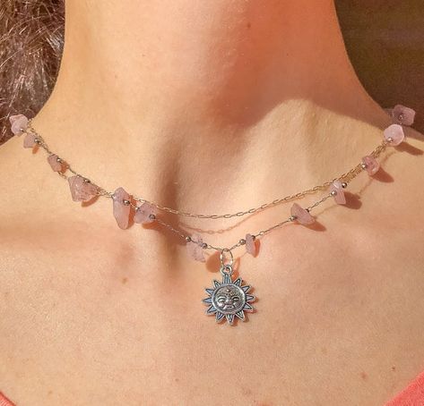 Aesthetic Crystal Jewelry, Hippie Jewelry Aesthetic, Crystal Jewelry Aesthetic, Crystal Necklace Aesthetic, Hippy Necklace, Crystal Chip Necklace, Collar Hippie, Necklace Sun, Sun Charm