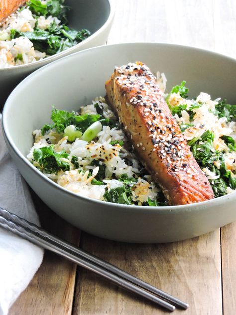 Chili Soy Salmon with Crispy Rice and Kale has crispy salmon, crispy fried rice and kale and it's topped off with an Asian vinegarette that's subtly spicy. Asian Vinaigrette, Salmon Kale, Salmon Fried, Soy Salmon, Crispy Salmon, 30 Minute Meals Easy, Gluten Free Chili, Crispy Rice, New Year's Eve Recipes