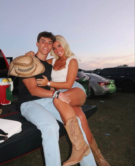 Country Concert Couple, Concert Couple, Country Relationship Goals, Country Relationships, Cute Country Couples, Concert Aesthetic, Couples Vibe, Cute Relationship Photos