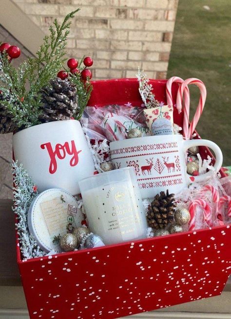 December Gift Basket Ideas, Christmas Gift Basket Ideas For Women, Jingle Baskets, Burrr Basket, Diy Christmas Hampers, Holiday Gift Basket Ideas, Christmas Basket Gift Ideas, Business Gift Baskets, Gift Basket Ideas For Women