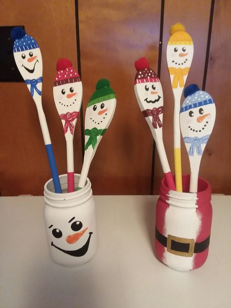 Snowmen Made From Wooden Spoons, Painting Wooden Spoons Christmas, Wood Spoon Christmas Crafts, Christmas Wooden Spoon Crafts, Crafts Using Wooden Spoons, Wooden Spoons Christmas Crafts, Diy Wooden Spoons Paint, Diy Crafts With Wooden Spoons, Wooden Spoon Painting Christmas