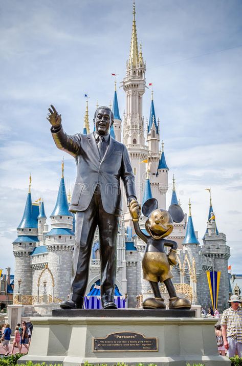 Mickey Mouse Statue, Walt Disney And Mickey Mouse, Walt Disney And Mickey, Walt Disney Castle, Disney Statues, Disney World Wedding, Walter Elias Disney, Disney World Pictures, Walt Disney Mickey Mouse