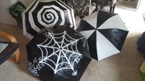 Amazing rainy Halloween umbrella creations. Just buy some old umbrellas from a thrift store and paint them if you don't already have some on hand. Shout out to Marika for the fantastic spider web! Halloween Umbrella, Draculaura Umbrella, Weird Umbrella, Gothic Parasol, Goth Parasol, Fancy Umbrella, Goth Umbrella, Spiders Scary, Summer Goth