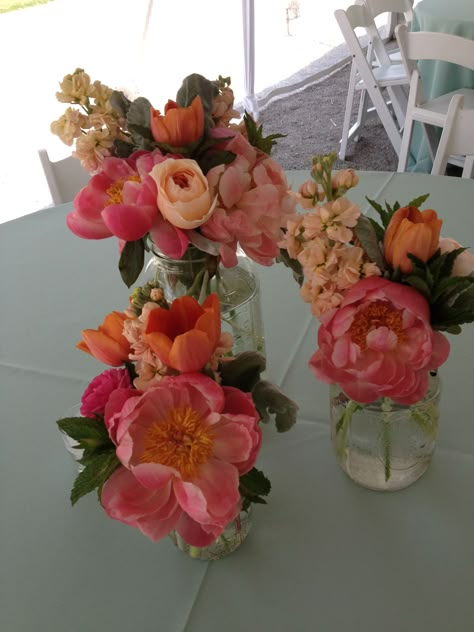 Monochromatic Centerpieces, Wedding Centerpieces Diy Red, Orange Centerpieces, Table Centerpiece Flower, Wedding Candles Table, Table Floral Arrangements, Orange Wedding Flowers, Wedding Centerpieces Diy, Orange Wedding