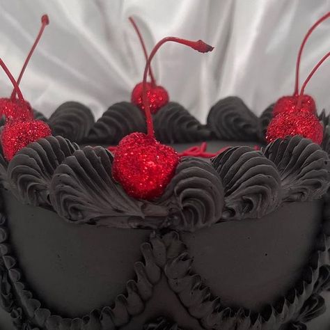 FourTwentyBakeIt on Instagram: "The black and red is iconic ❤️ . . . . #cakes#retro#vintage#melbourne #cakedecorating #cakedesign #wiltontips #wiltoncakes #atecotips #ateco #vintagecake" Black Vintage Cake, Red Vintage Cake, Black And Red Cake, Iconic Cakes, Gothic Birthday Cakes, Gothic Birthday, Wilton Tips, Bday Shoot, Vintage Birthday Cakes