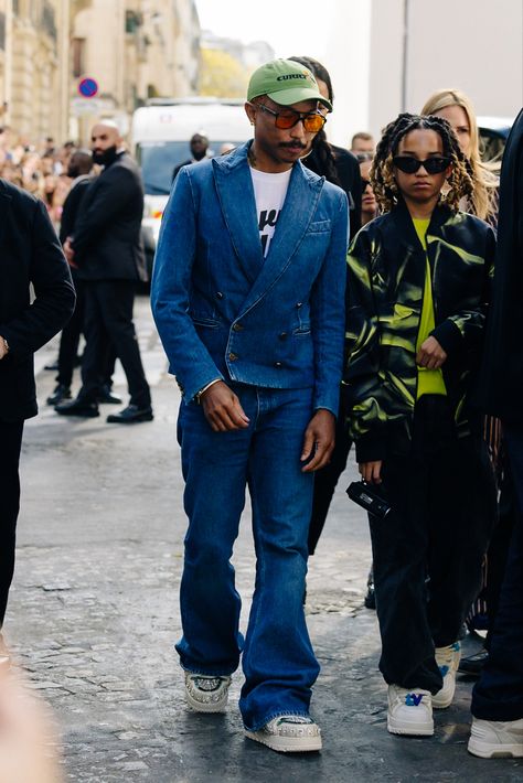 Pharrell Williams shot by @ModeHunter during Paris Fashion Week (September 2023) Pharrell Williams Fashion, Pharell Williams Fashion, Pharrell Style, Pharell Williams 2000s Outfits, Pharell Williams Outfit, Pharrell Fashion, Pharrell Outfits, Pharell William, Pharrell Williams Outfits