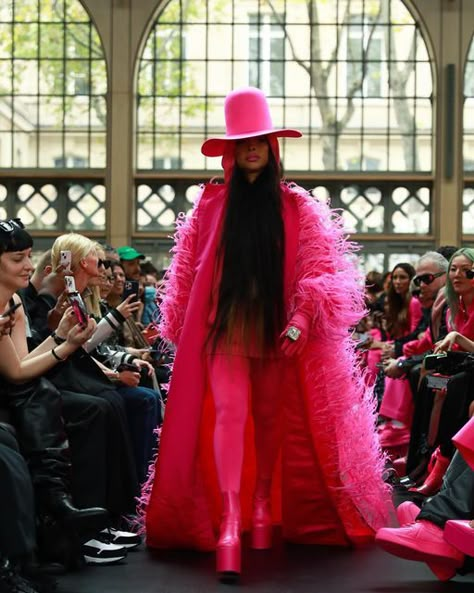 BFA on Instagram: "@erykahbadu at @maisonvalentino ss23 📸 : @marco.bahler / BFA.com" Erykah Badu Hat, Erykah Badu Inspired Outfits, Erika Badu, Erykah Badu Style, Lucia Mendez, Eclectic Glam, Haute Couture Looks, Crazy Costumes, Fashion Week Outfit