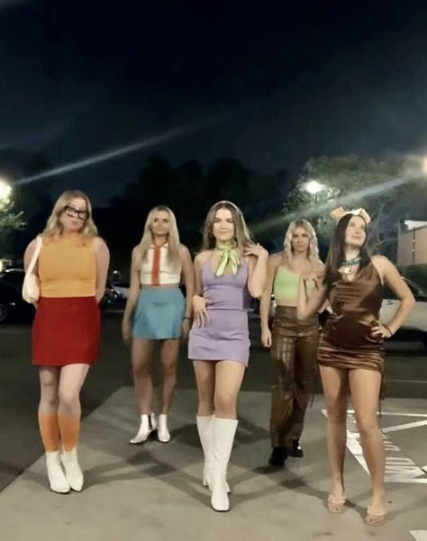 Group Costume Ideas Aesthetic, Costumes For Groups Of Friends, Halloween Costume Friends Group, 3 Ppl Costume Ideas, Fantasias Halloween Aesthetic, Cute Girl Group Halloween Costumes, Cute Friend Group Halloween Costumes, Halloween Girl Group Costumes, Hallowen Costume Ideas 2022