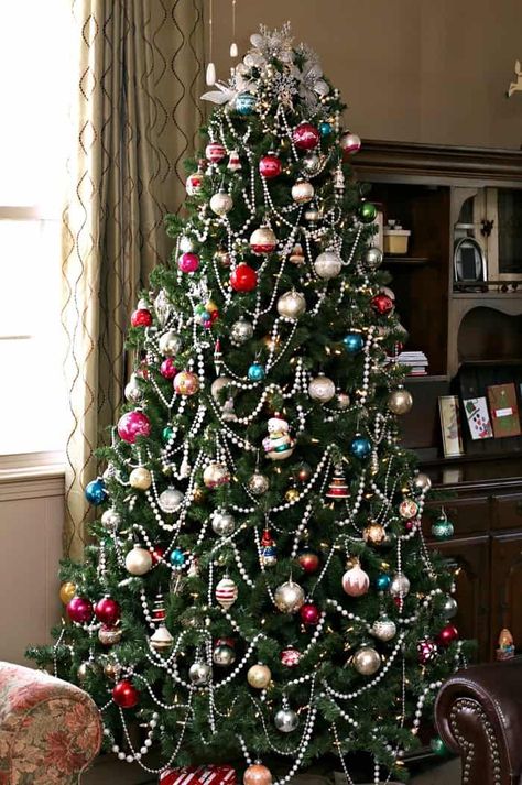 trendtastic Christmas Tree Decorated with Vintage Glass Ornaments Decorated Ornaments, Vintage Christmas Tree Decorations, Christmas Tree Pictures, Weihnachten Diy, Retro Christmas Tree, Christmas Mantel Decorations, Black Christmas Trees, Christmas Tree Garland, Vintage Tree