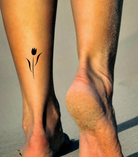 Tattoo Tulip, Realistic Fake Tattoos, Tulip Tattoo, Palm Tattoos, Foot Tattoos For Women, Tattoos For Women Flowers, Tattoos Skull, Cute Small Tattoos, Makijaż Smokey Eye