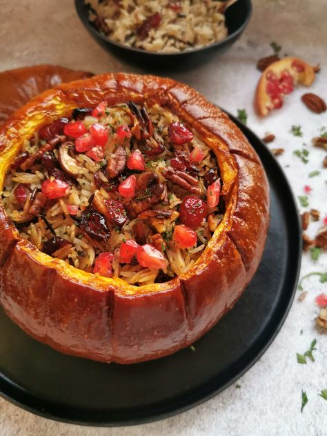 Stuffed Pumpkin with mushroom rice and cranberries - Something Sweet Something Savoury Halloween Dinner Ideas, Mummy Hot Dogs, Halloween Party Food Ideas, Stuffed Pumpkin, Halloween Party Food, Pumpkin Dishes, Mushroom Rice, Halloween Dishes, Vegetarian Thanksgiving