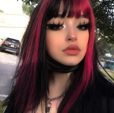 Delineados Egirl, Maquillaje Y2k, Egirl Hairstyle, Goth E-girl Makeup, Draculaura Hair, E Girl Makeup, Goth Hair, Hair Color Streaks, Hair Streaks