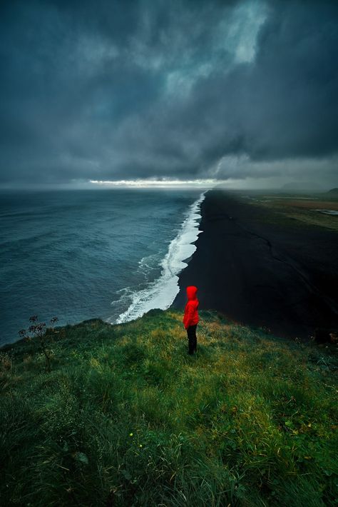 Dyrholaey viewpoint in Iceland offers stunning black beach in Iceland views Iceland Resorts, Iceland Ring Road, Black Sand Beaches, Iceland Itinerary, Black Beach, Image Nature, Beautiful Pics, Black Sand Beach, Inspiring Art