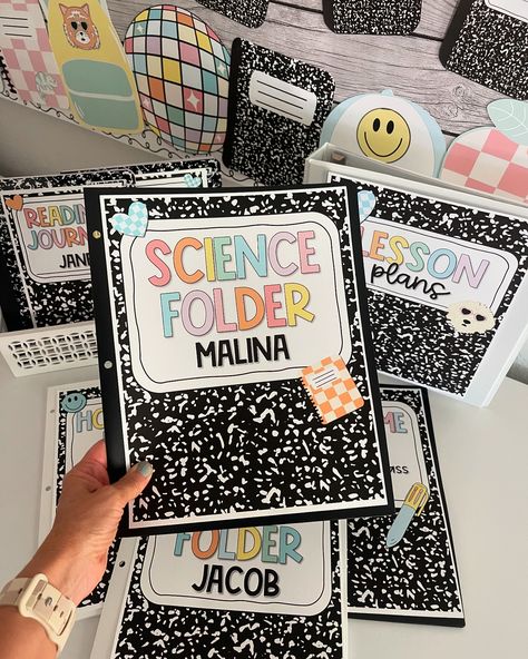 That feeling when you walk into your classroom and everything is organized and in its place... even your students’ supplies. 🤩 I like to give my students a different folder for each subject. I make sure the folders are clearly labeled with subjects and names so they will spend less time digging through their desks! I always print folder covers on full sheet sticker paper to save time. ☑️ 📓 Comment FOLDER for the 🔗 ! #teachertips #studentsupplies #supplylabels #foldercovers #organizedteach... Student File Organization, Classroom Names Ideas, Locker Stuff, 2024 Classroom, Take Home Folders, Teacher Files, School Folders, Folder Cover, Class Decor